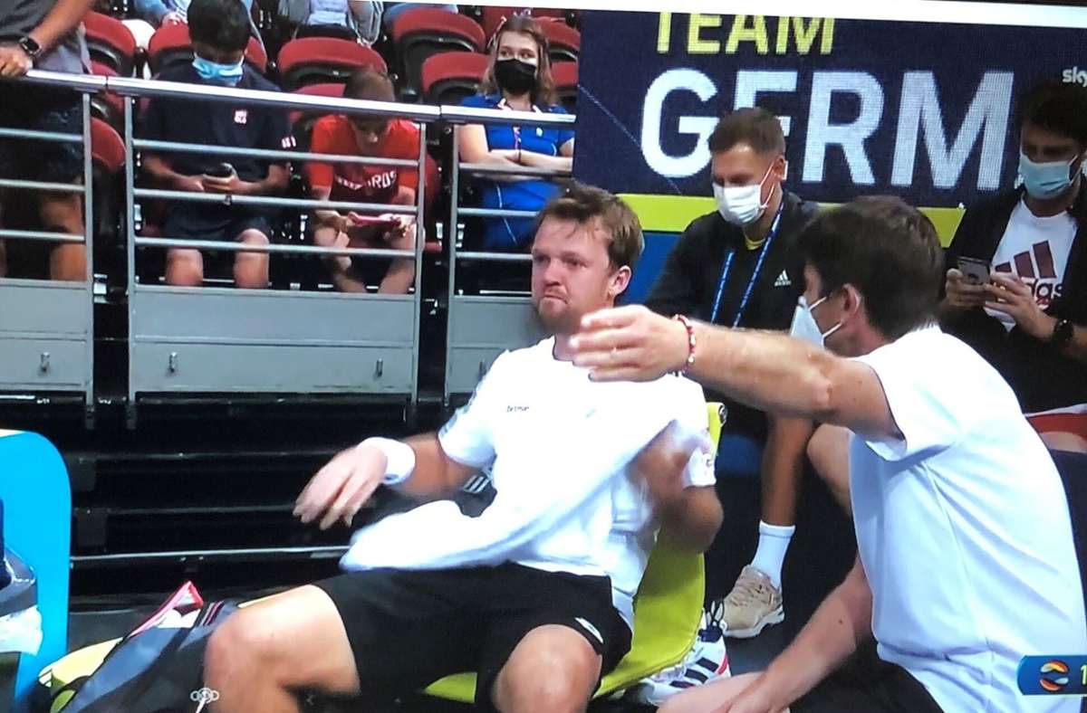 Die Anweisungen von Teamchef Michael Kohlmann (rechts) an Kevin Krawietz liefen weitgehend ins Leere. Der Witzmannsberger  fand zum Auftakt der neuen Saison  beim ATP Cup gegen Großbritannien    an der Seite von Alexander Zverev nicht zur seiner starken Form des vergangenen Jahres. Foto: Sky