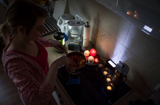 Fließt kein Strom muss auch in der   Küche  mit Campingkocher improvisiert werden. Foto: picture alliance/dpa/dpa-tmn/Christin Klose