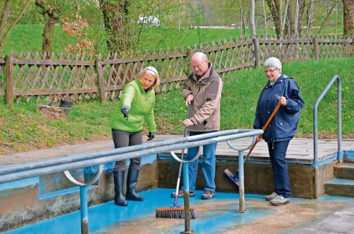 Alle Jahre wieder: Der Vorstand um Dorothea Schaal, Friedhold Göhring und Brigitta Sauerwein (von links) bereitet das Kneippbecken fit für den Saisonsstart vor. Foto: sw