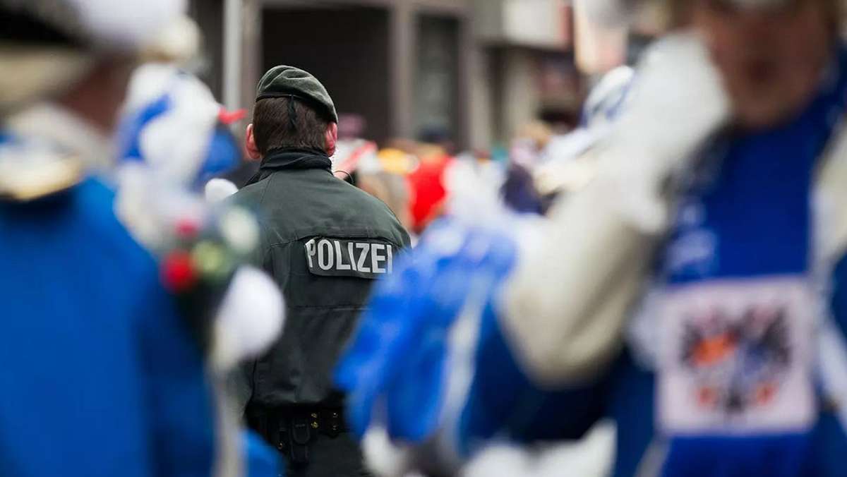 Einsatz in Meeder: Polizei muss sich gegen Narren wehren