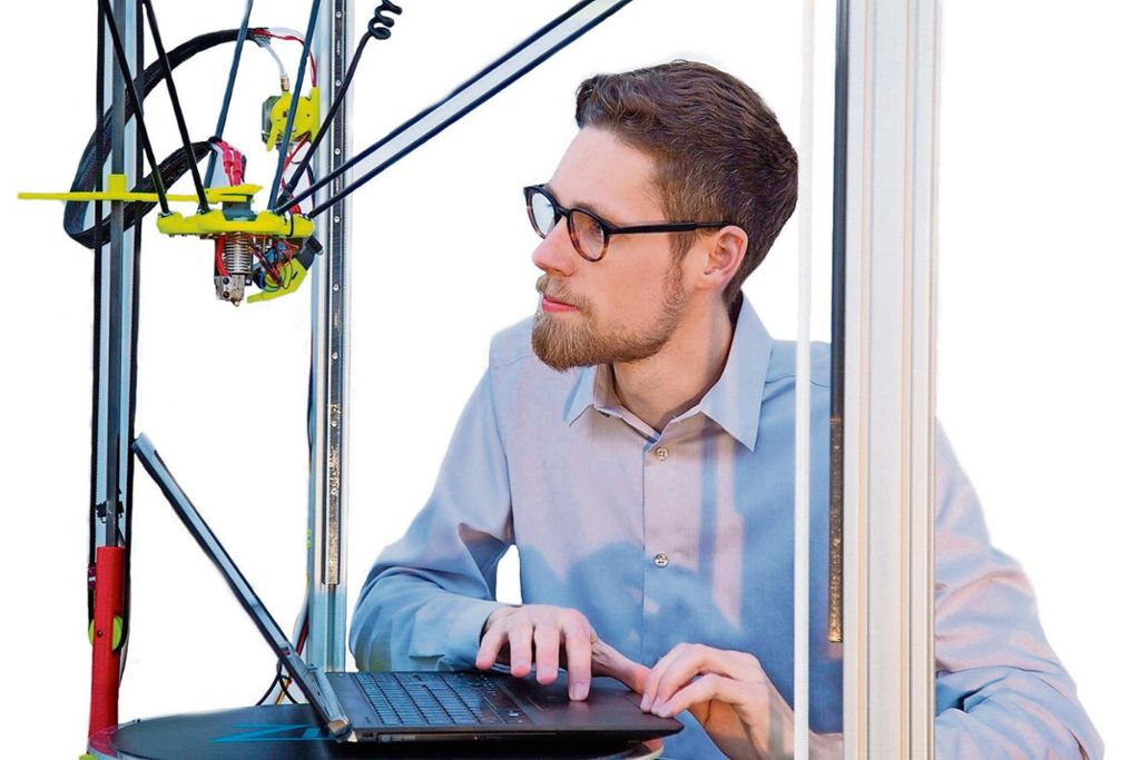 Adrian Beetz hat einen 3D-Drucker entwickelt, der gleichzeitig fünf Farben oder Materialien verarbeiten kann. Foto: Hochschule Coburg