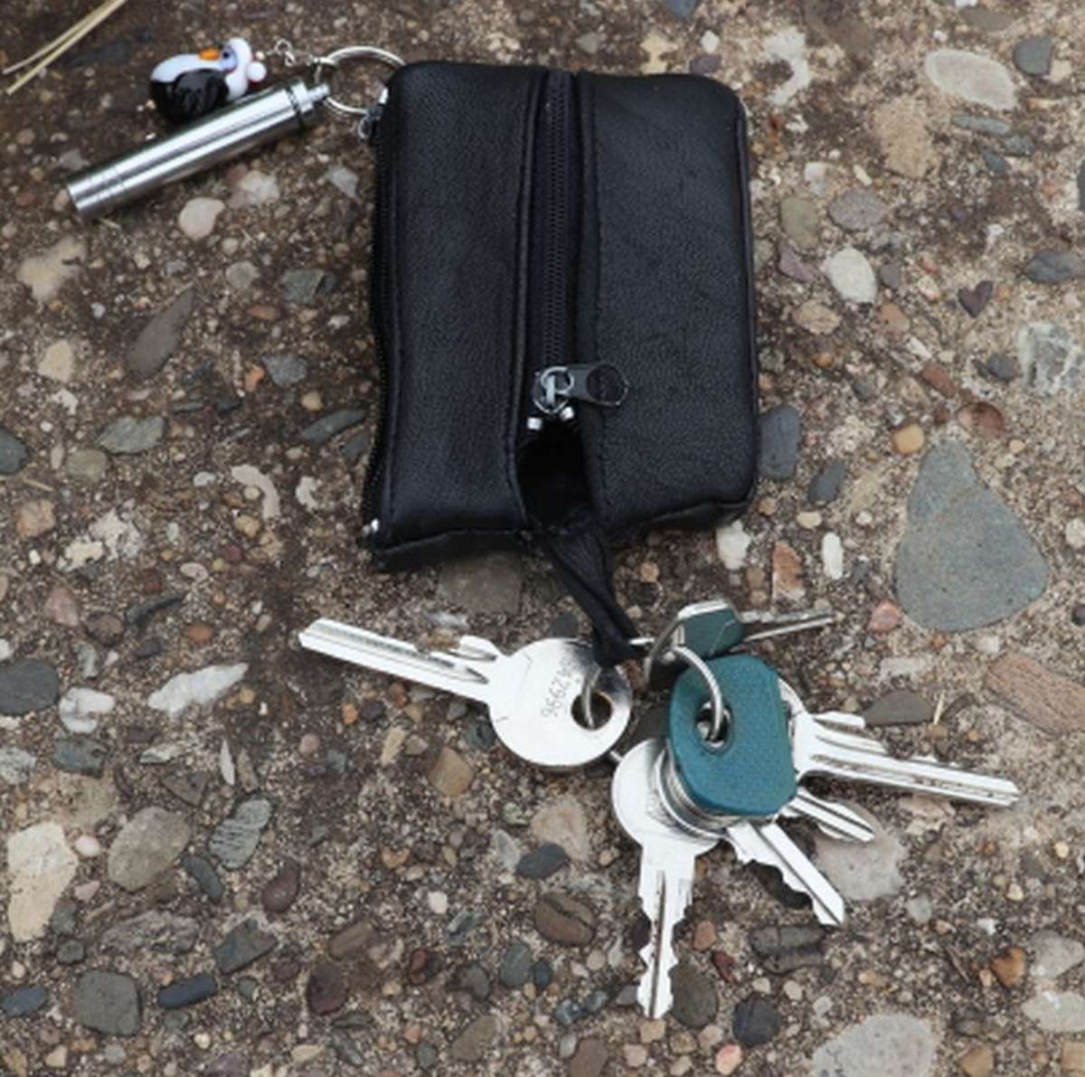 Diesen Schlüsselbund und Einkaufstrolley fand die Polizei in Zusammenhang mit einer toten Frau, die im Main-Donau-Kanal gefunden wurde.