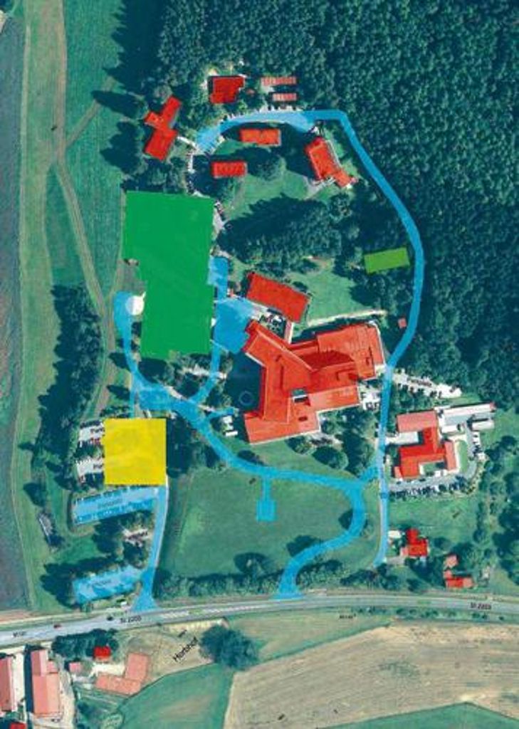 Das geplante Parkhaus (gelbe Fläche) wird mit vier Ebenen unterhalb des Klinikneubaus (grüne Fläche) liegen.