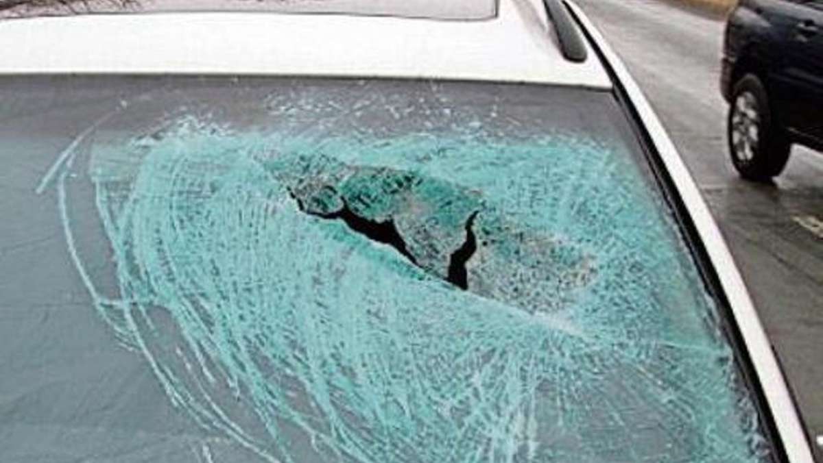 Unfall auf der B 303: Eisplatte rutscht von Lkw und kracht auf Auto