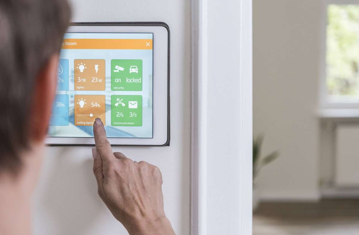 Das Smart Home lässt sich mithilfe einer App über ein Tablet oder ein Smartphone steuern. Foto: imago/Westend61