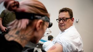 Bundestag: Abgeordnete lassen sich Organspende-Tattoos tätowieren
