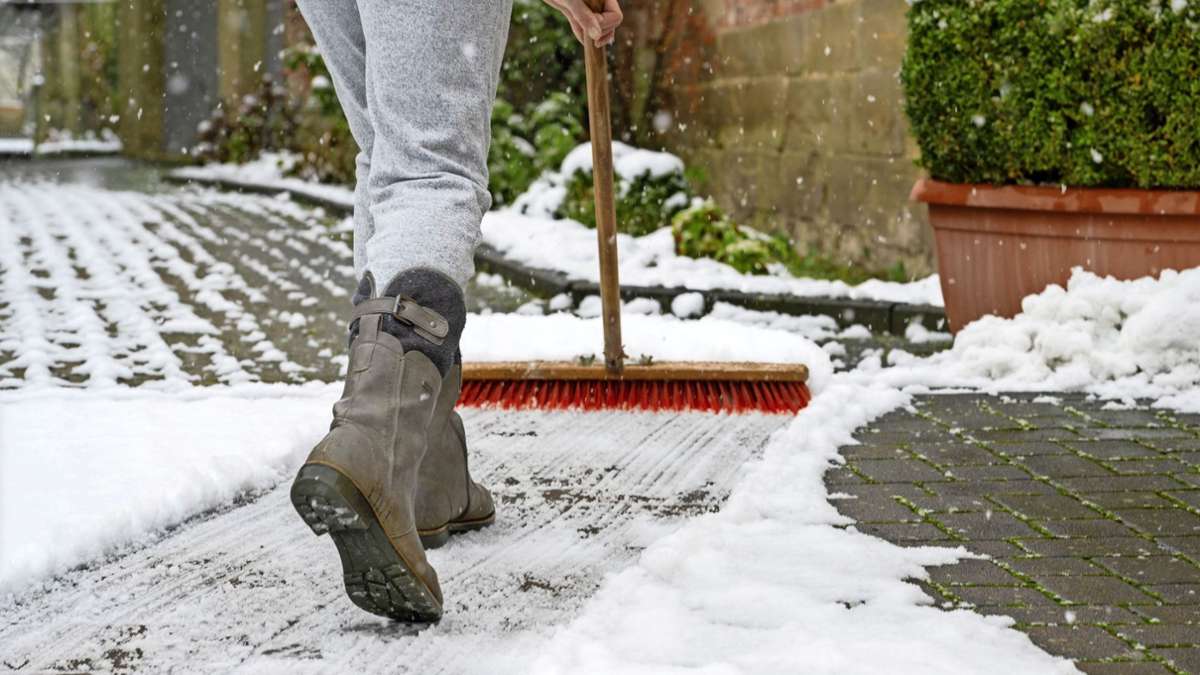 Für Grundstücksbesitzer ist in den nächsten Tagen wieder Schneeschieben angesagt.