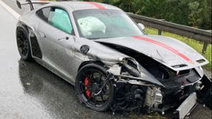 Porsche nach Unfall nur noch Schrott