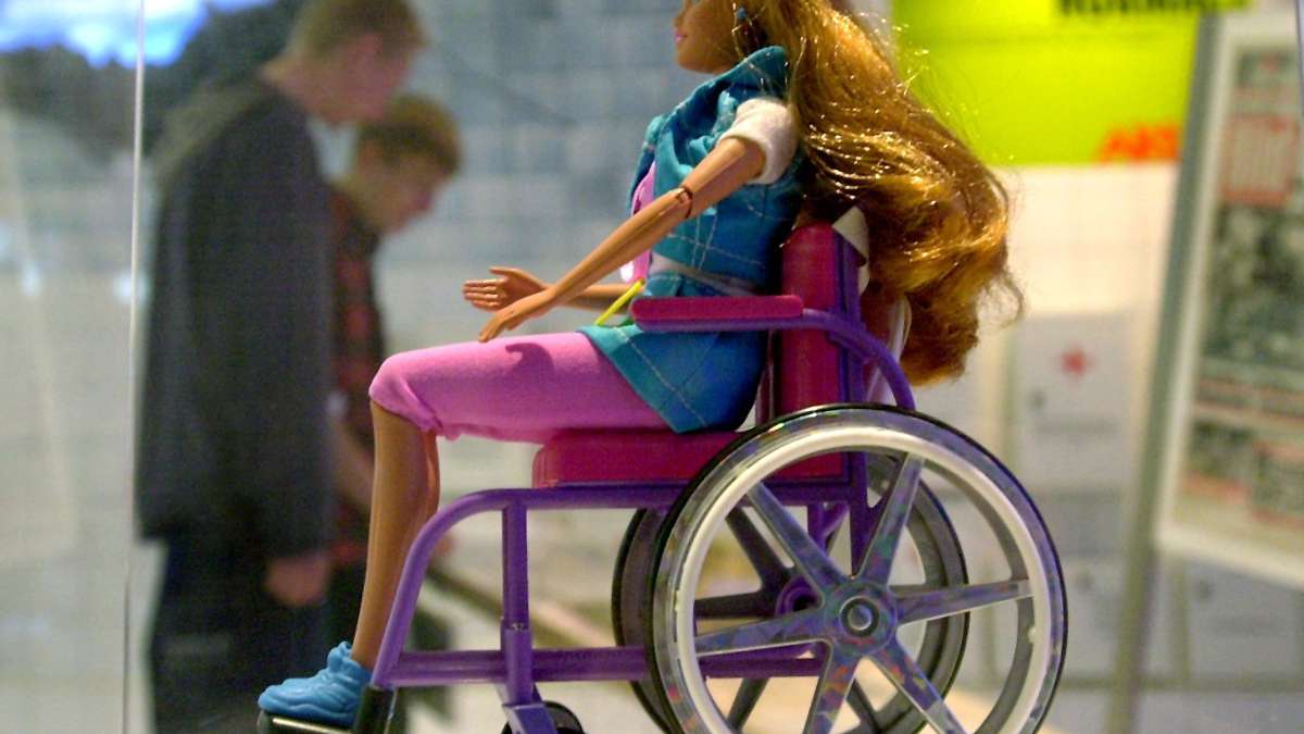 Feuilleton: «BarriereSprung»: Barbie-Puppe im Rollstuhl
