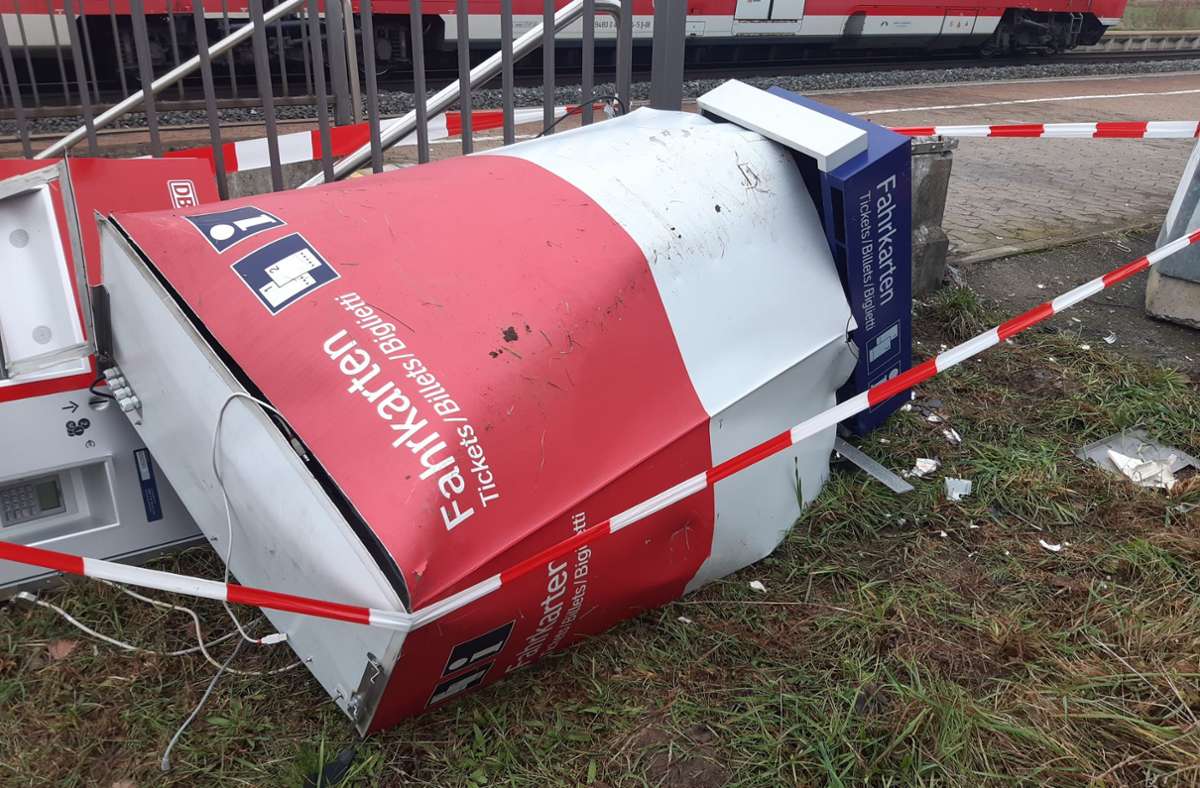 Durch die Wucht der Sprengung ist der Fahrkartenautomat in Neuses aus seinem Betonsockel gesprengt worden. Foto: Christian Kreuzer