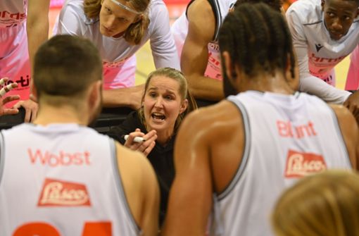Schärft sie Sinne ihres Team vor der vermeintlichen Pflichtaufgabe in Ludwigsburg: BBC-Trainerin Jessica Miller. Foto: Hagen Lehmann