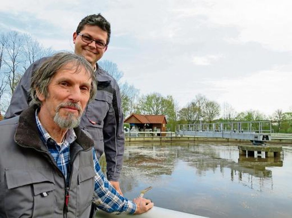Verbandsvorsitzender Martin Rauscher (vorn) und Abwassermeister Heiko Sonntag erhoffen sich, dass die Kläranlage in Meschenbach nach dem Umbau weit wirtschaftlicher arbeitet, als dies heute der Fall ist.