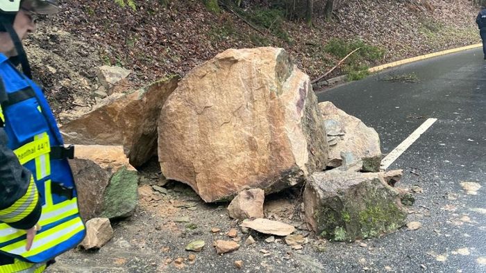 Nahe der B 85: Felsbrocken stürzt auf Straße